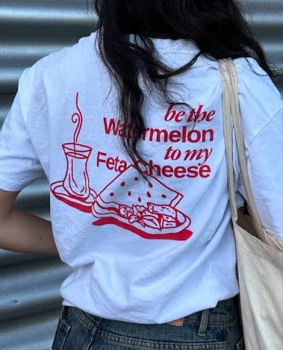 T-Shirt mit Wassermelonen-Motiv, getragen